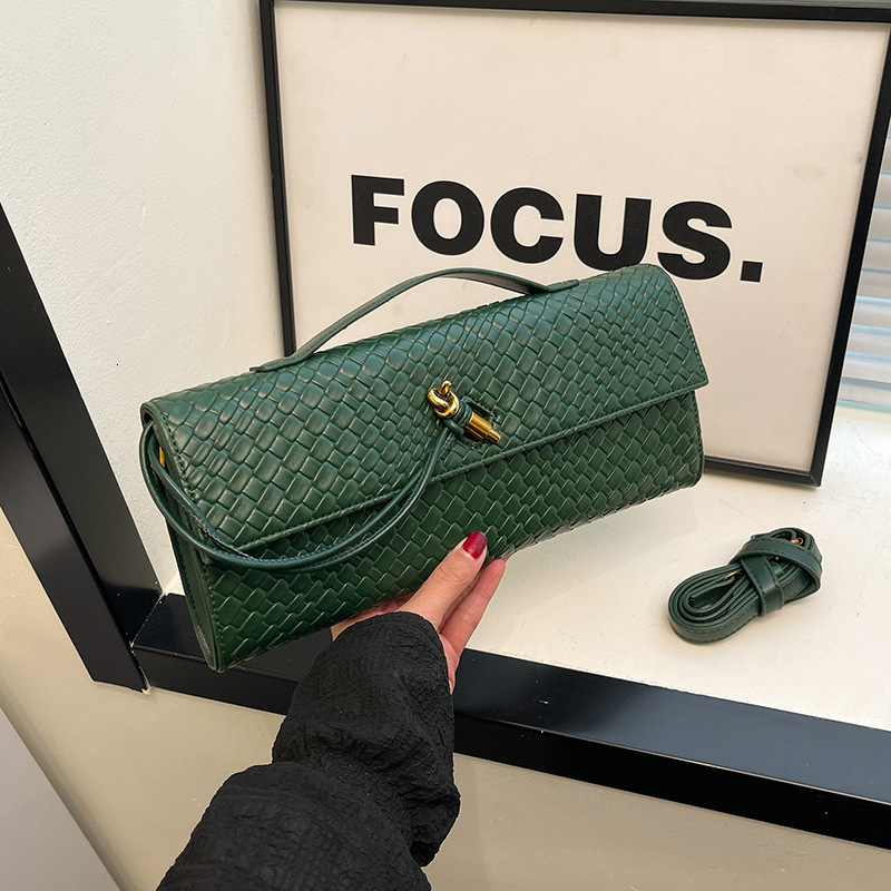 2025 new niche woven single shoulder baguette fashionable horizontal hand-held versatile diagonal cross bag for women
