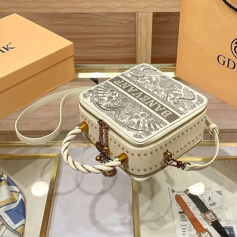 Light Brand Women's 2025 New Embroidered Box Bag, Fashionable Designer High-End Single Shoulder Crossbody Bag
