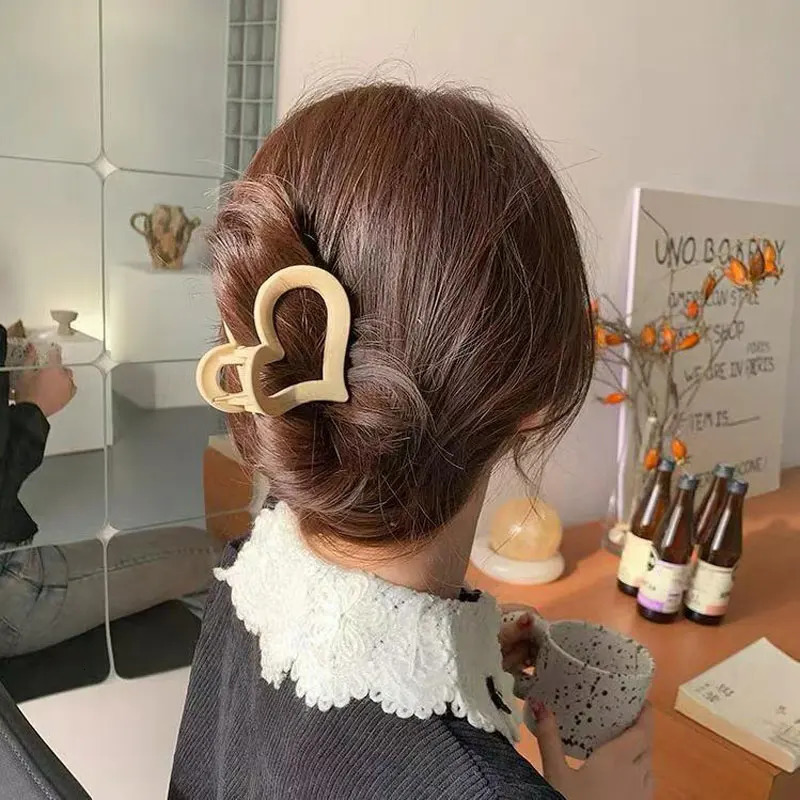Love Hollow Womens Hair Grab Korean Y2k Shark Clip Cute Style Wedding Party Hairpin Womens Hair Accessories 250517