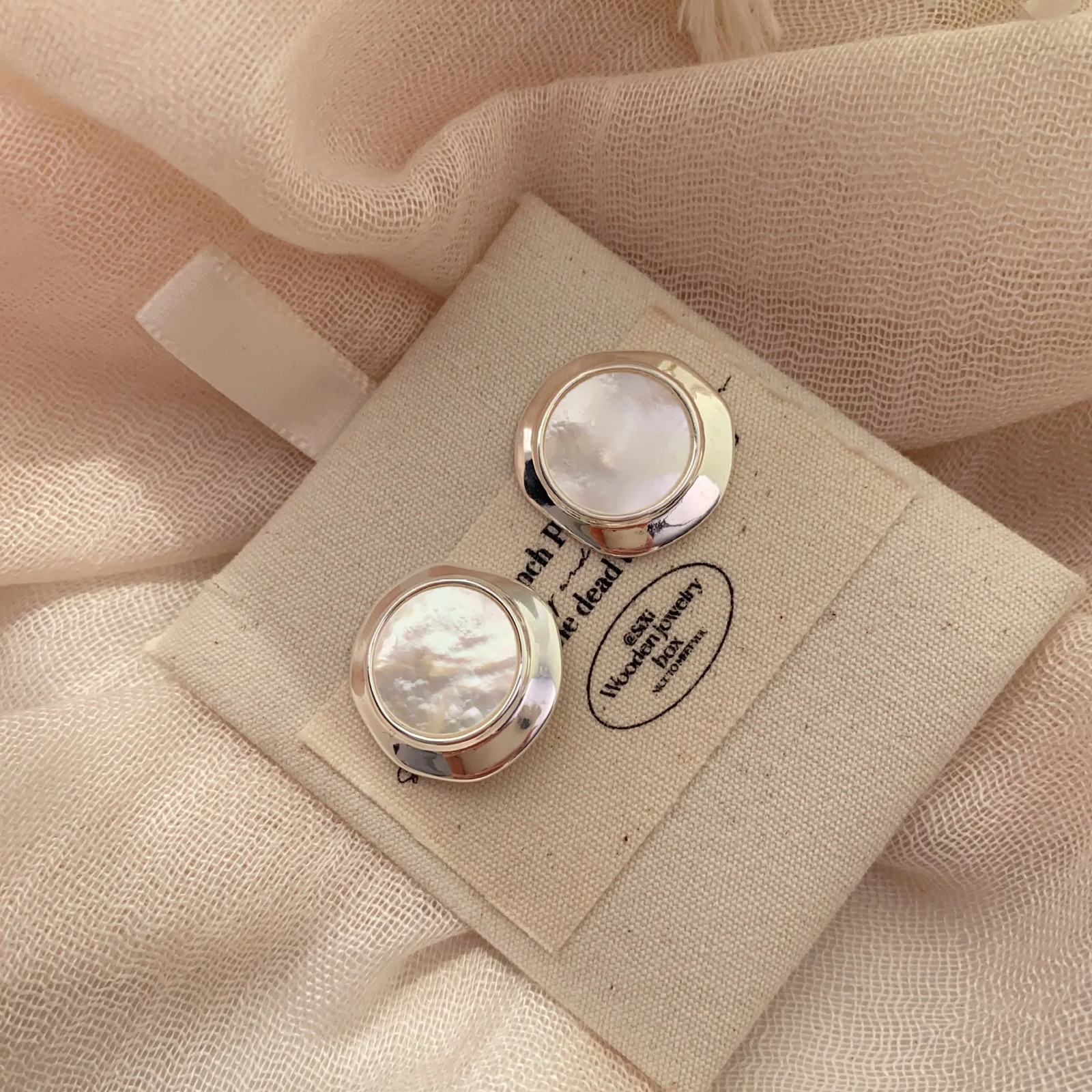 French Style White Pearl Elegant Exquisite Stud Earrings Advanced Retro Classic Ear studs Wedding Bridal Jewelry Gifts 250517