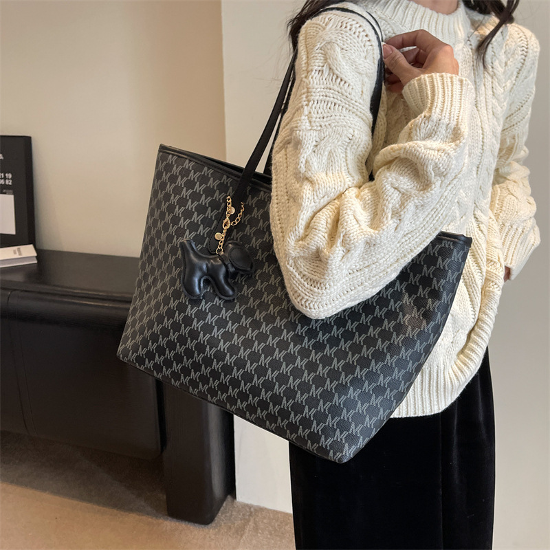 Tote for women 2025 new model hand-held commuting bag fashionable outdoor large capacity single shoulder bag