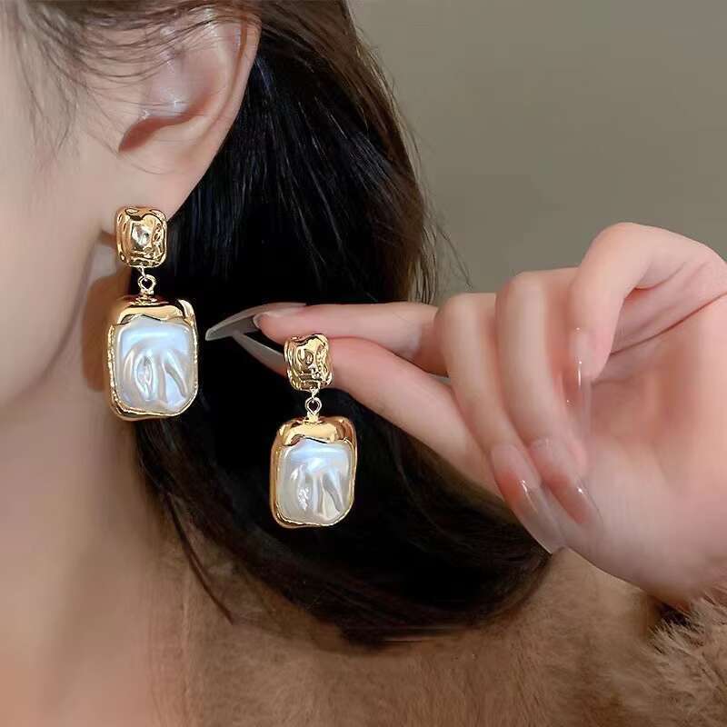 Elegant and luxurious gold-plated square pleated niche, Baroque pearl antique style women's earrings