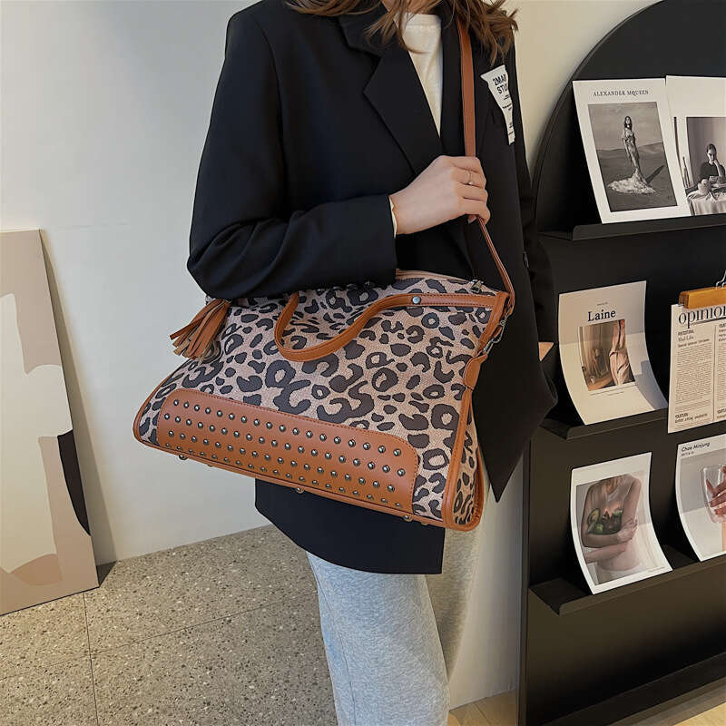 Leopard print autumn winter casual large capacity shoulder women's 2025 European American style rivet motorcycle bag, new style, unique and elega