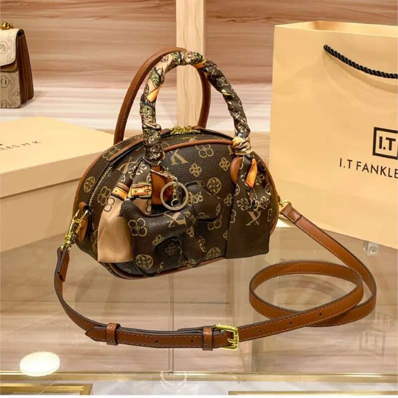Brand Women's Handbag 2025 New Autumn And Winter High-End Texture Niche Designer Light Shoulder Crossbody Shell Bag