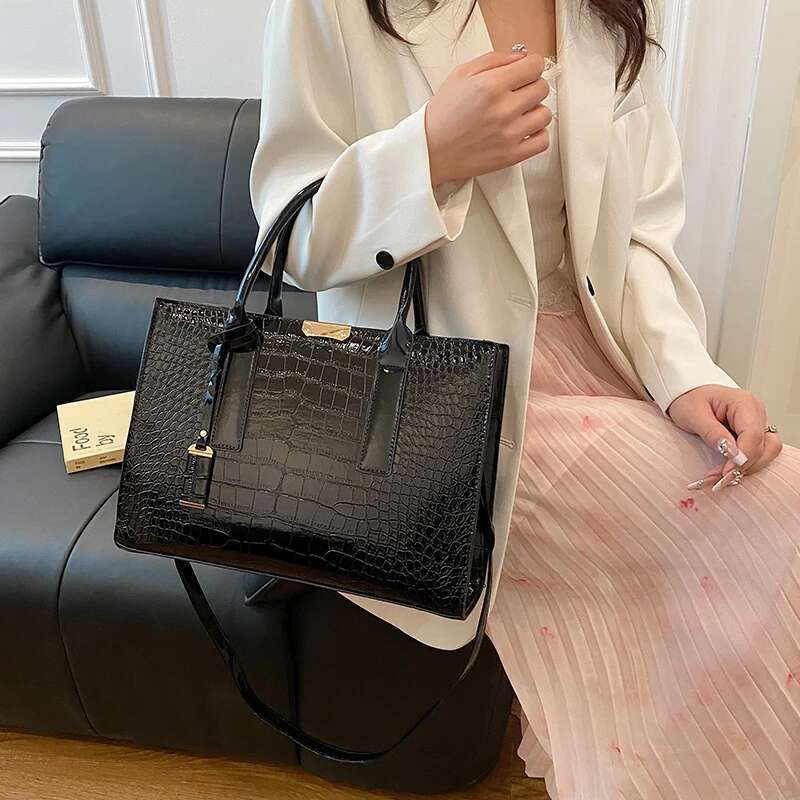 Crocodile Crossbody Patent Leather Women's Messenger Bag High Quality Ladies Handbag