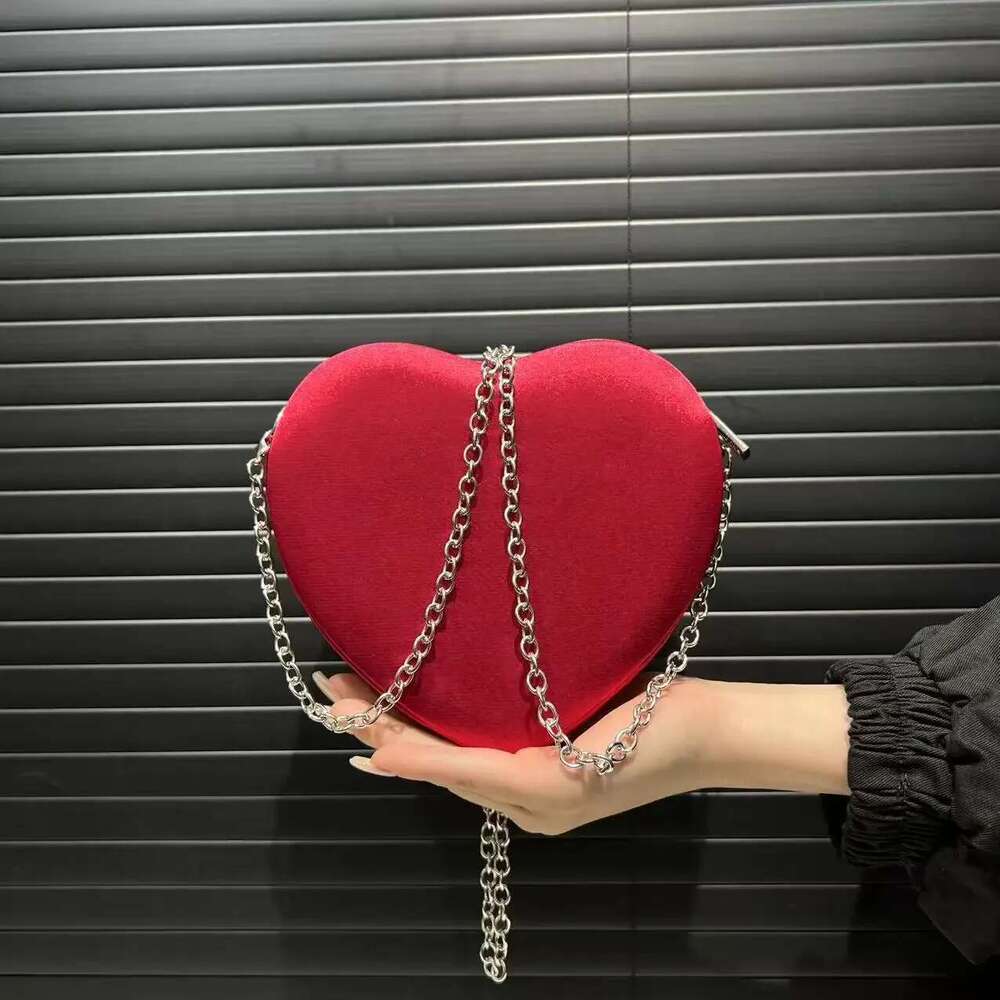 Ladies' Fashionable Elegant Dinner Love Shoulder Bag, Small And Exquisite Chain Diagonal Cross Bag