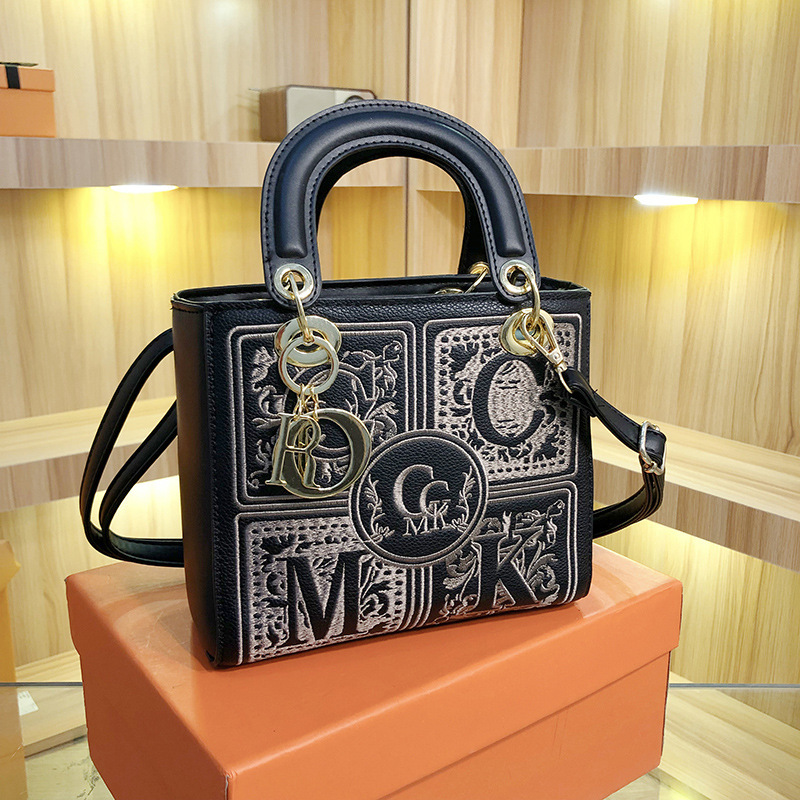Free Shipping Designer Bag Retro Embroidered Daifei Bag New Fashion Trend Niche High-end Handbag Single Shoulder Diagonal Cross Bag