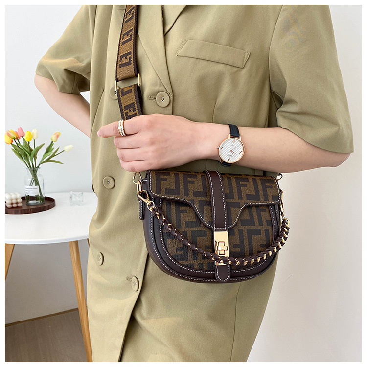 Female bag new fashion fashion texture single shoulder bag foreign style all take cross body saddle bag
