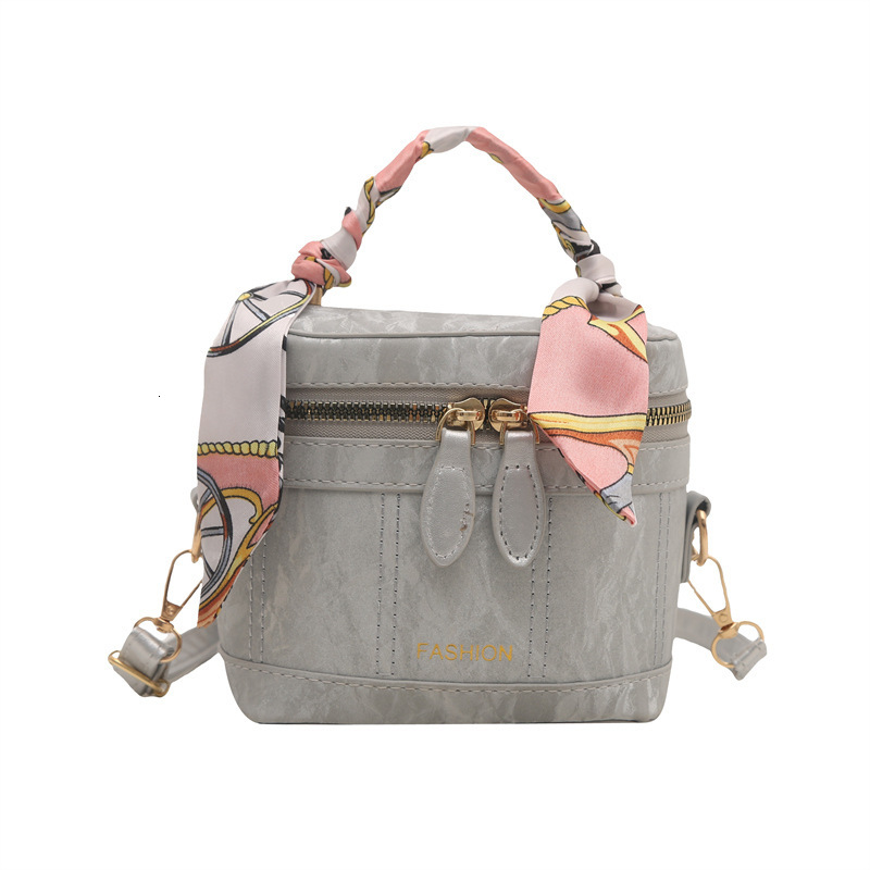 Internet celebrity women's 2025 summer new Korean version fashionable single shoulder small square bag niche design crossbody bucket bag