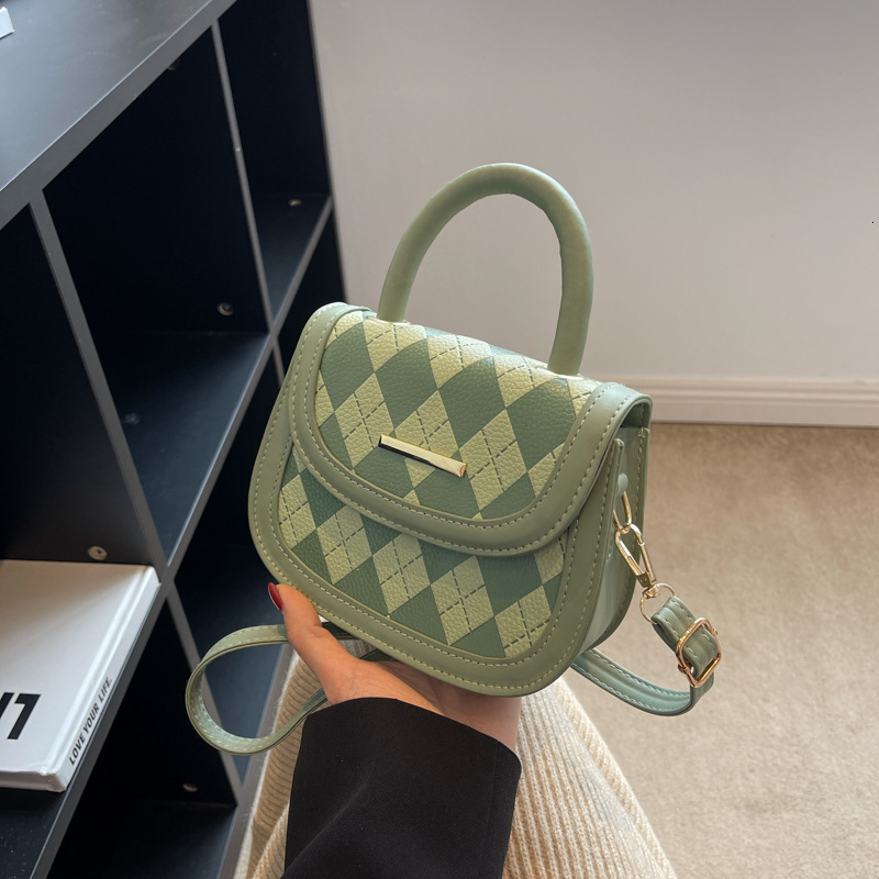 Free Delivery Designer Bag Simple Fashionable Temperament Gentle Diamond Grid Hand 2025 Autumn And Winter New Style Stylish Texture Single Shoulder Cr