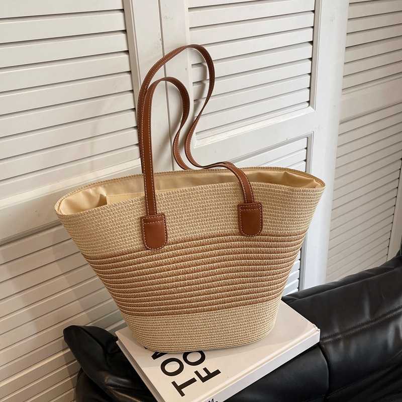 Korean Version Hand Held Bag for Women New Trendy Winter Simple Fashion Grass Woven Beach Niche Handbag