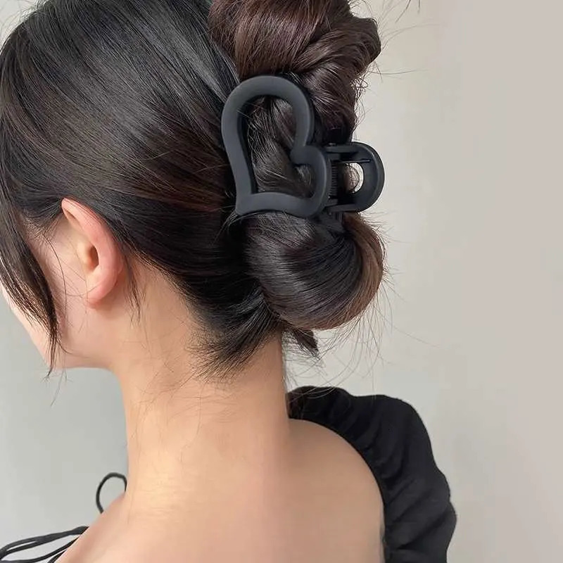 Love Hollow Womens Hair Grab Korean Y2k Shark Clip Cute Style Wedding Party Hairpin Womens Hair Accessories 250517