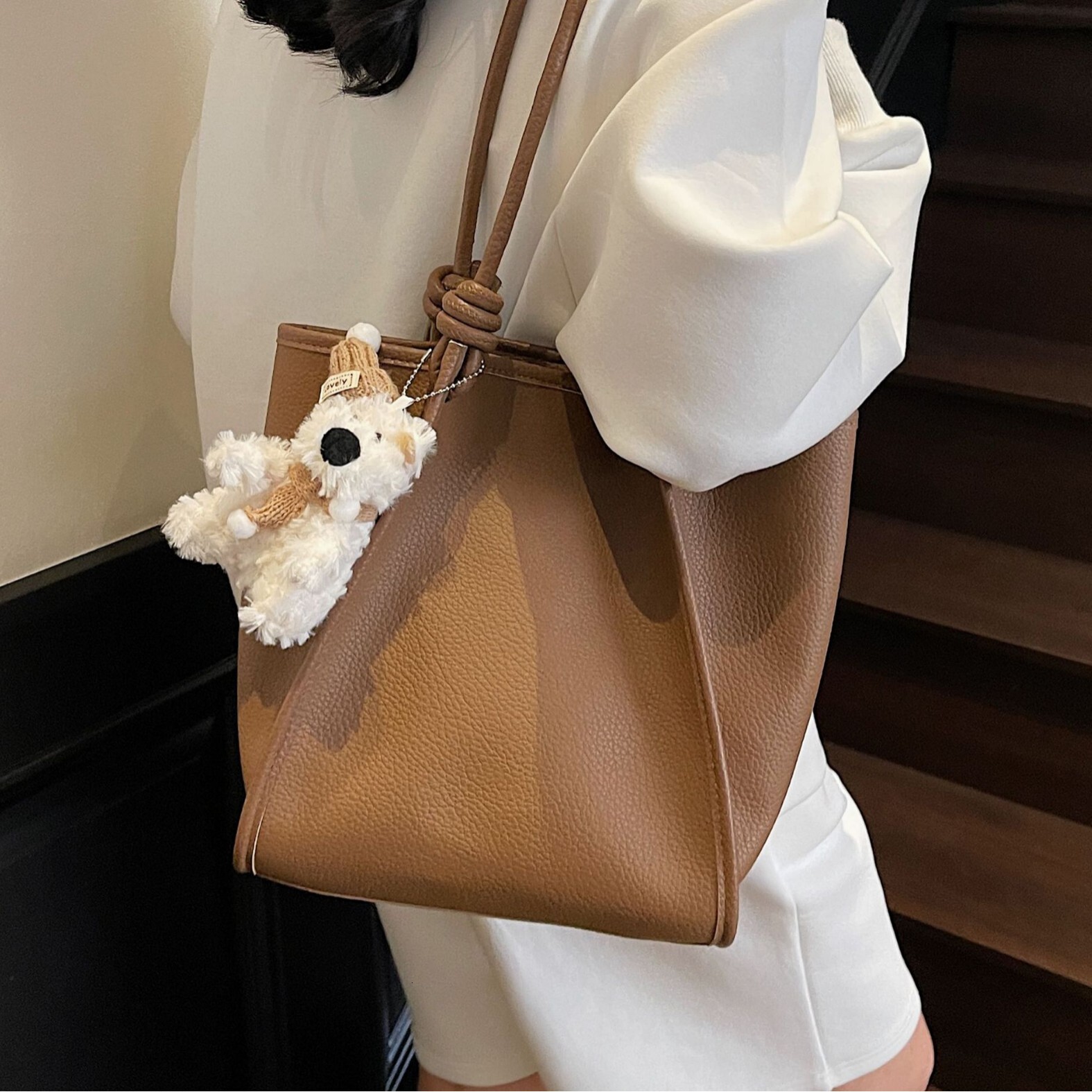 Trendy niche underarm for women 2025 new high-end single shoulder crossbody bag hand-held bucket bag