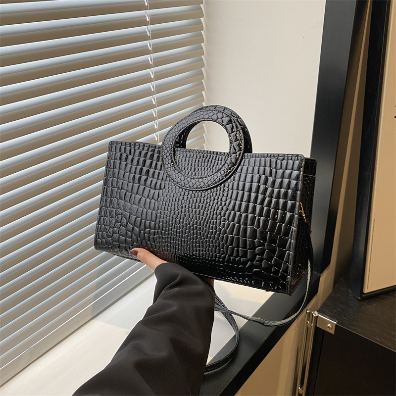 Free Delivery Designer Bag Large Capacity Fashionable Texture Solid Color Shoulder Women's 2025 Spring New Versatile Ins Crossbody Trend Luxury B