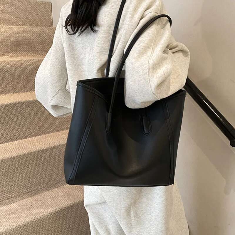 2025 New Retro Large Capacity Women's Trendy Korean Edition Versatile Tote Fashion Single Shoulder Commuter Bag