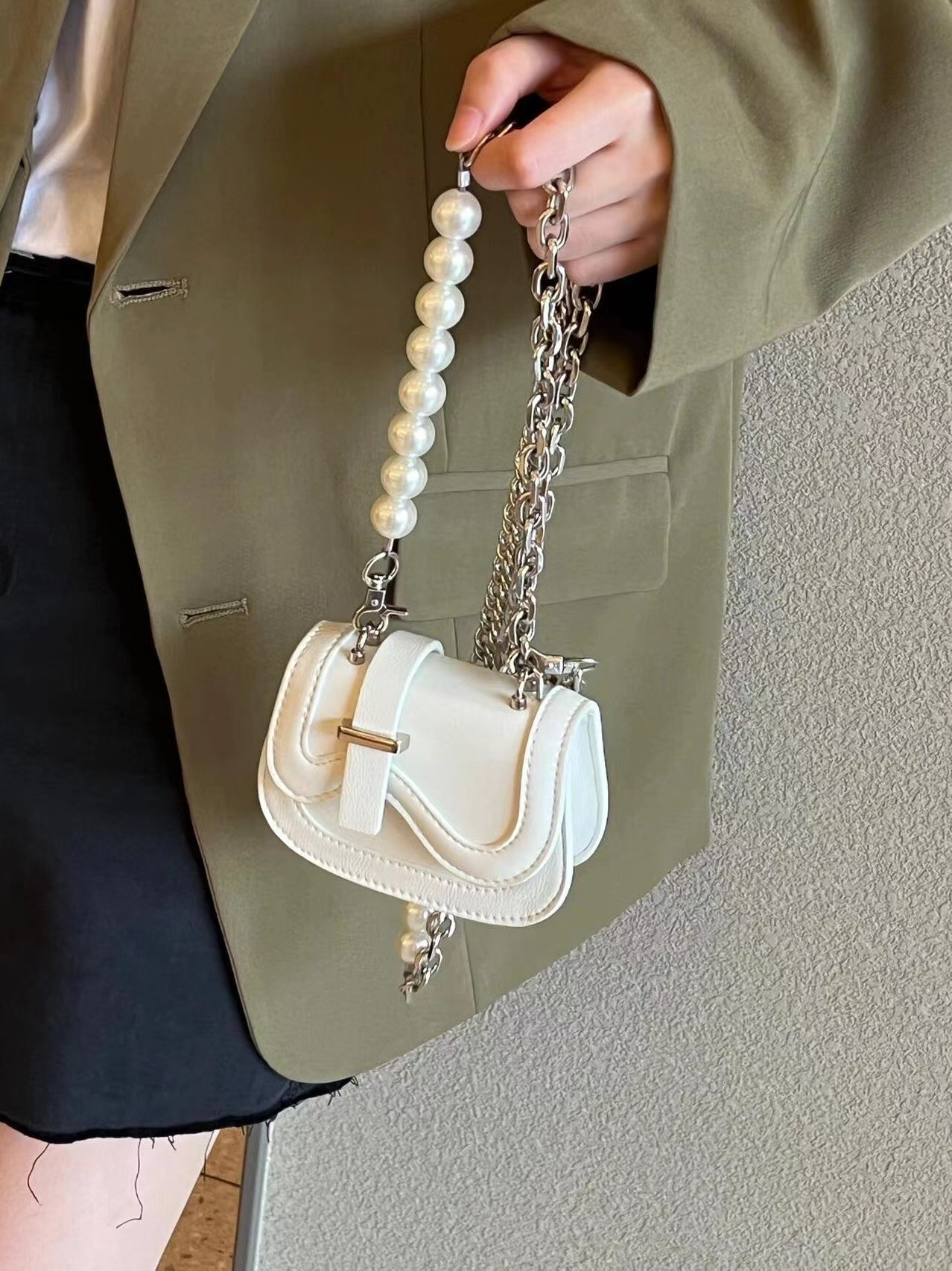 Mini small for women 2025 new spring and summer high-end texture niche design fashionable pearl chain crossbody bag