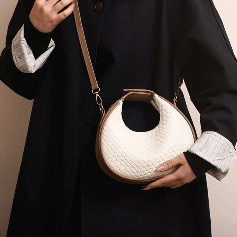 Women's Premium Shoulder New Fashion Niche Design Messenger Simple Style Female Woven Hobo Bag