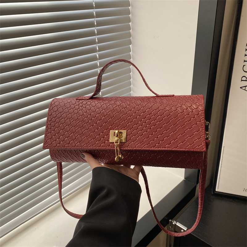 Free Delivery Designer Bag Fashionable And Exquisite Weaving 2025 Solid Color Casual Buckle Large Capacity Western Style Horizontal Cross Shoulder Fre