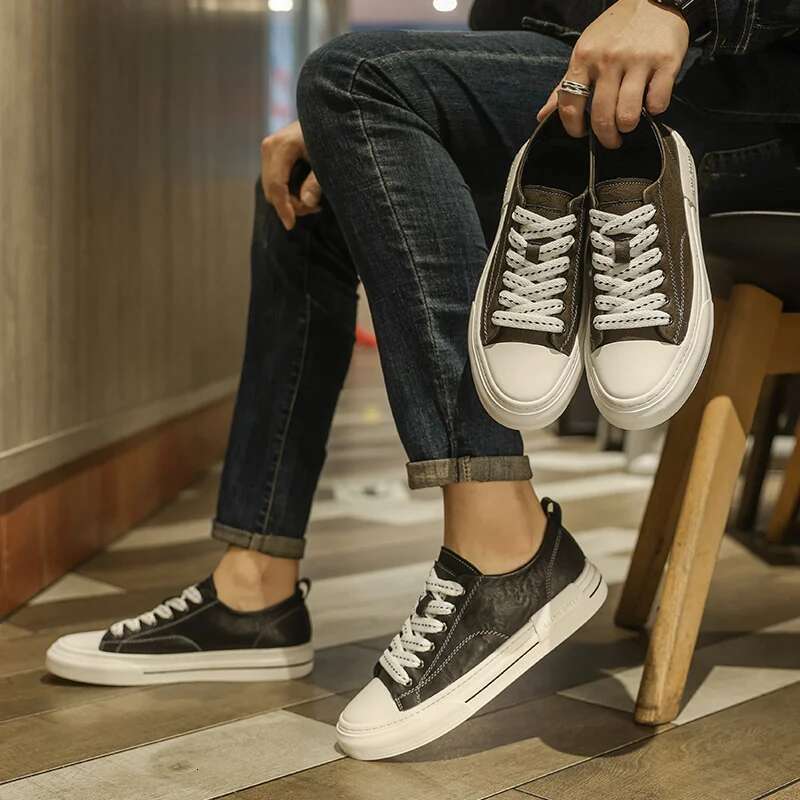 Designer casual shoes DY2025 new explosive simple small white shoes for four seasons, black and white shoes in tone