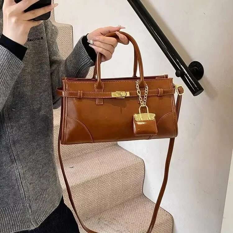 Trendy Minimalist Clutch Bag With Retro Letter Stylish Commuter Tote For Women Vintage Fashion Crossbody Purse