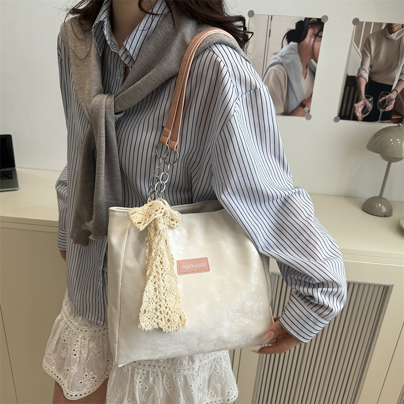 Leisure large capacity chain 2025 new college student class fashionable niche commuting shoulder tote bag