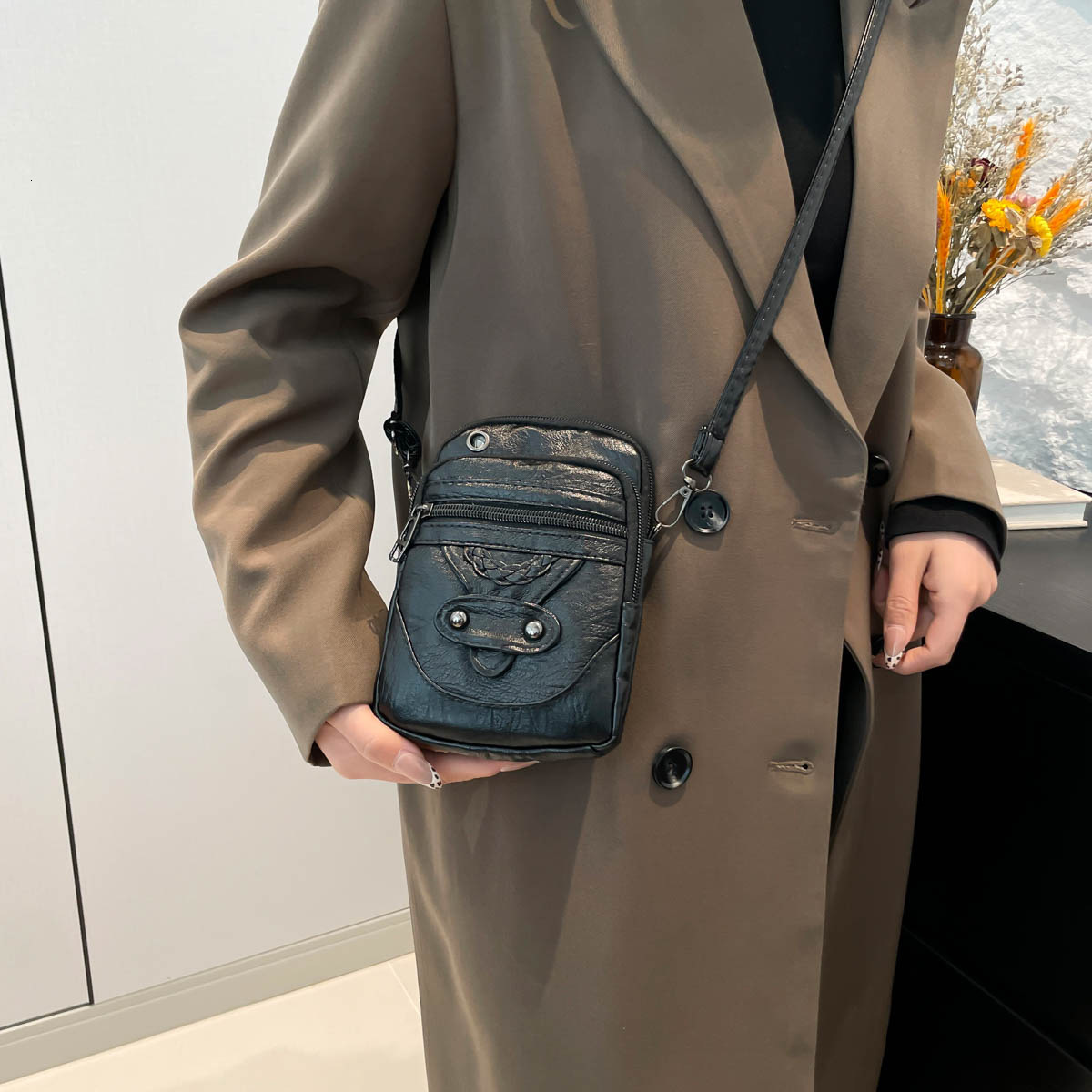 Mobile women's 2025 new trendy and textured shoulder bag commuting soft leather stylish crossbody bag