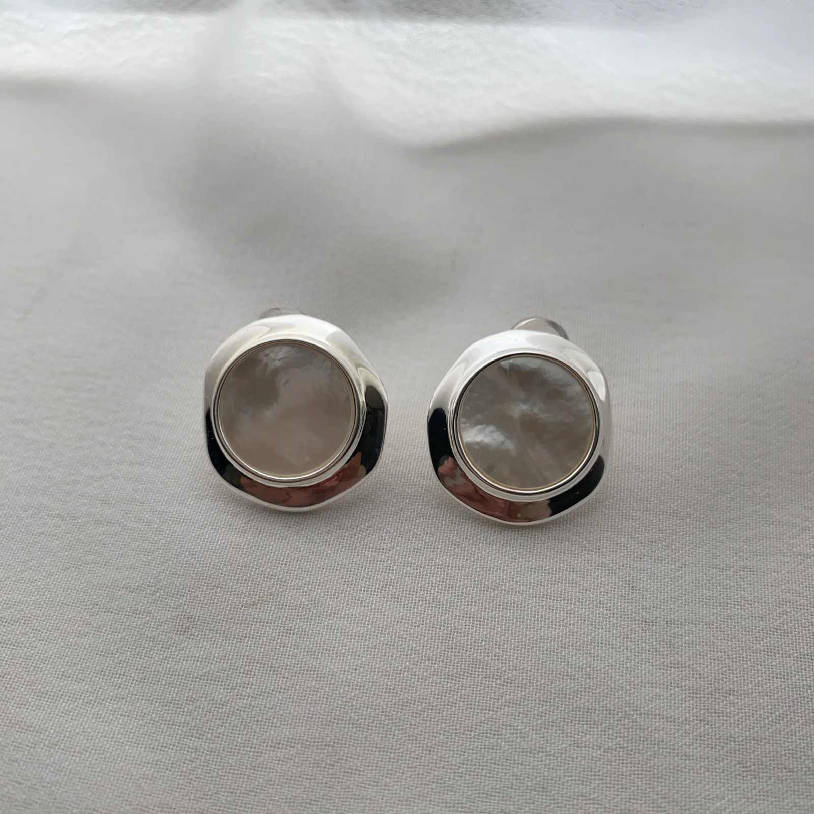 French Style White Pearl Elegant Exquisite Stud Earrings Advanced Retro Classic Ear studs Wedding Bridal Jewelry Gifts 250517