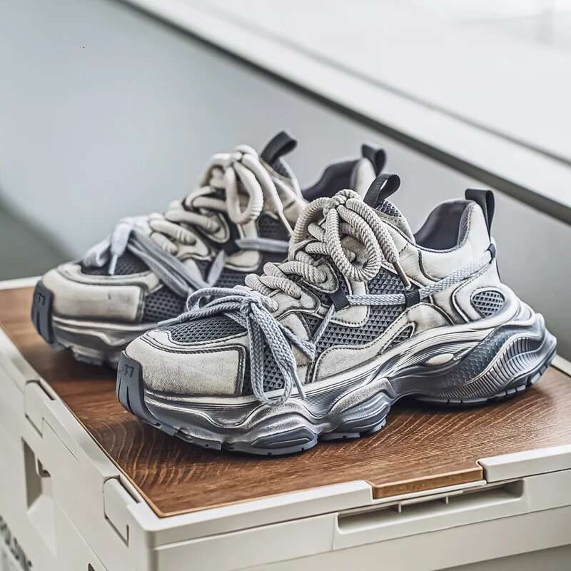 Designer casual shoes Fashionable men's everyday shoes with classic small white shoes, work shoes