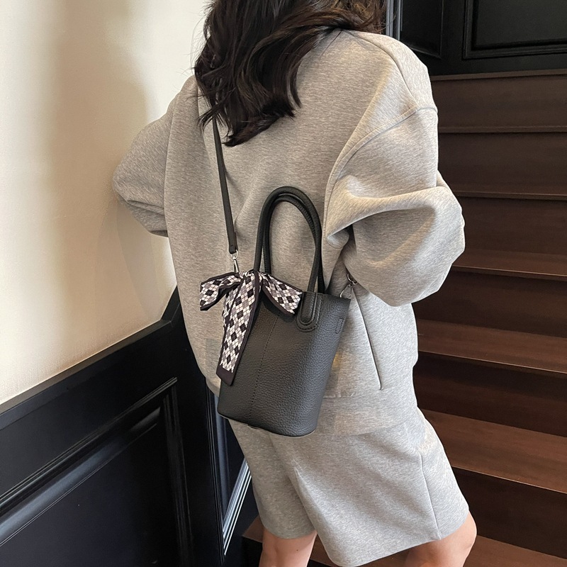 2025 New High end Handbag for Women Popular and niche design Single shoulder crossbody bag Korean version Versatile Bucket bag