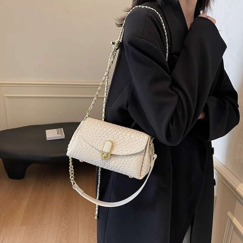2025 New Women's High End Light Chain Woven Pillow Bag Fashionable Single Shoulder Crossbody Versatile Bag
