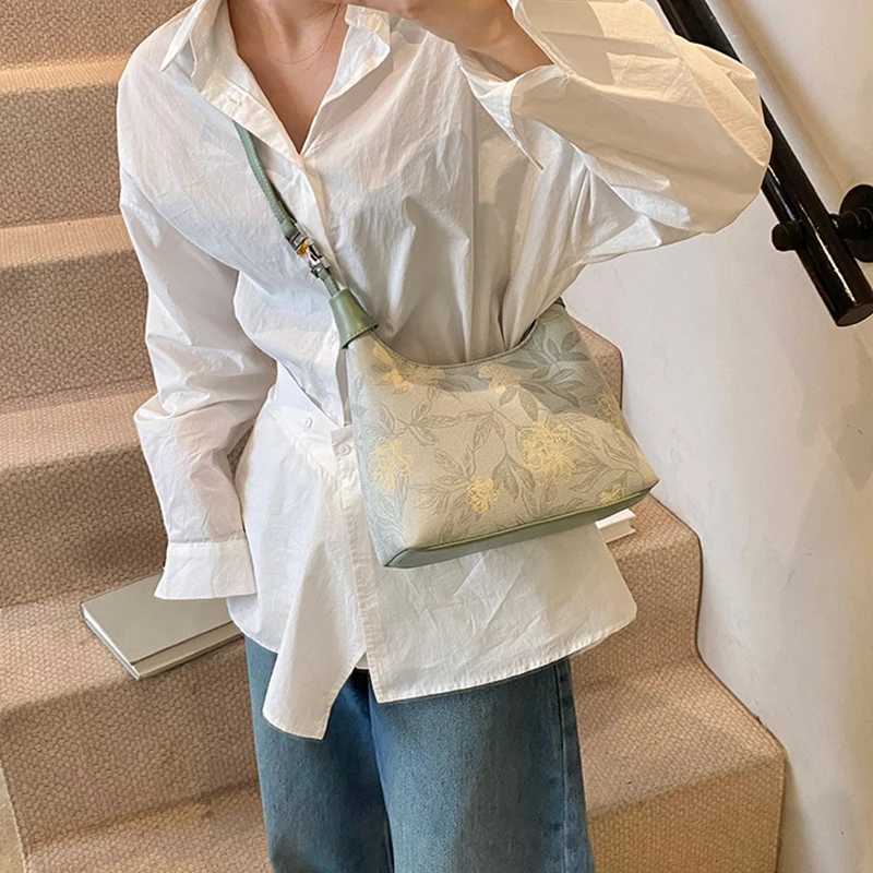 Flower Embroidered Chinese Style Dumpling Crescent Crossbody Shoulder BagChic Compact Sling BagWomen Purse Zipper Handbag M250520