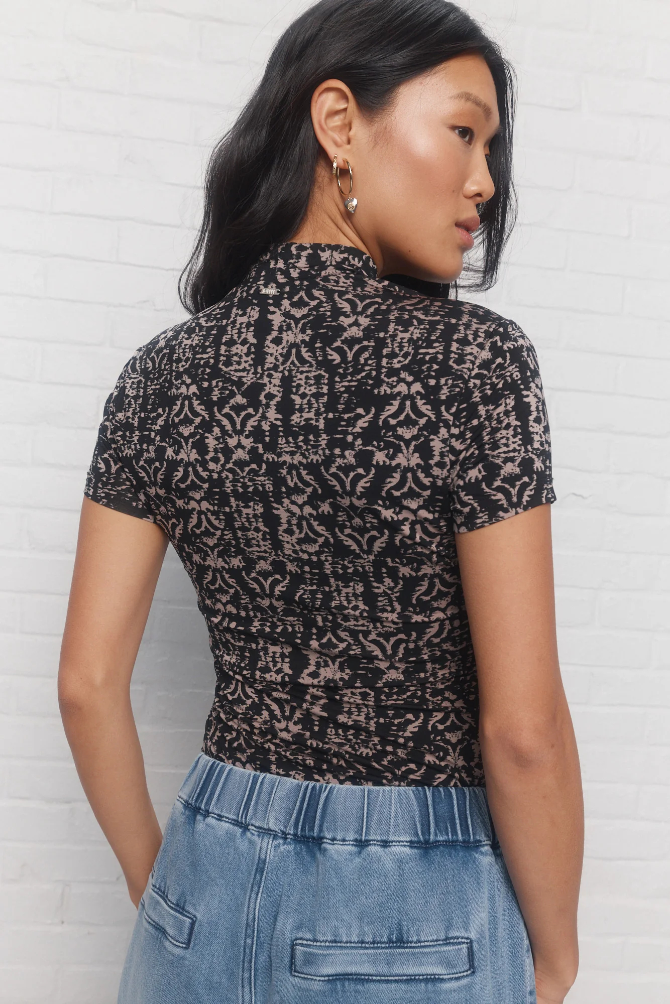 Women's Black and Beige Short-sleeved Print T-shirt with High-collar