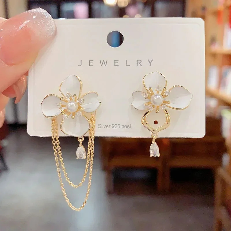 Asymmetric Flower Dangle Earrings for Women Elegant Petals Stud Earrings Elegant Black White Floral Jewelry Gift Female 250517