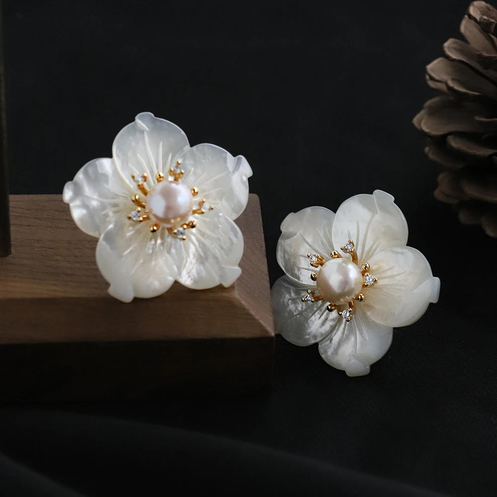 Natural White Shell Flower Natural Pearl Earrings for Women Korean Classic Vintage Fashion Jewelry Earrings GE1591 250517