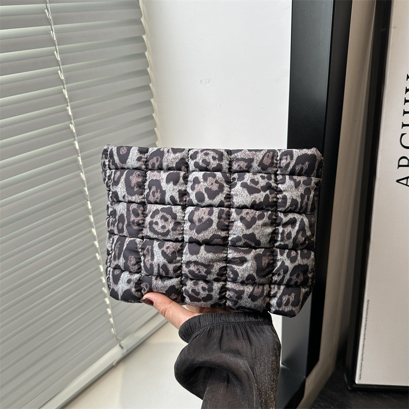 Free Delivery Designer Bag Internet Celebrity Fashion Pleated Coin Purse 2025 Spring New Stylish Hand Popular This Year Casual Versatile Women Luxury 