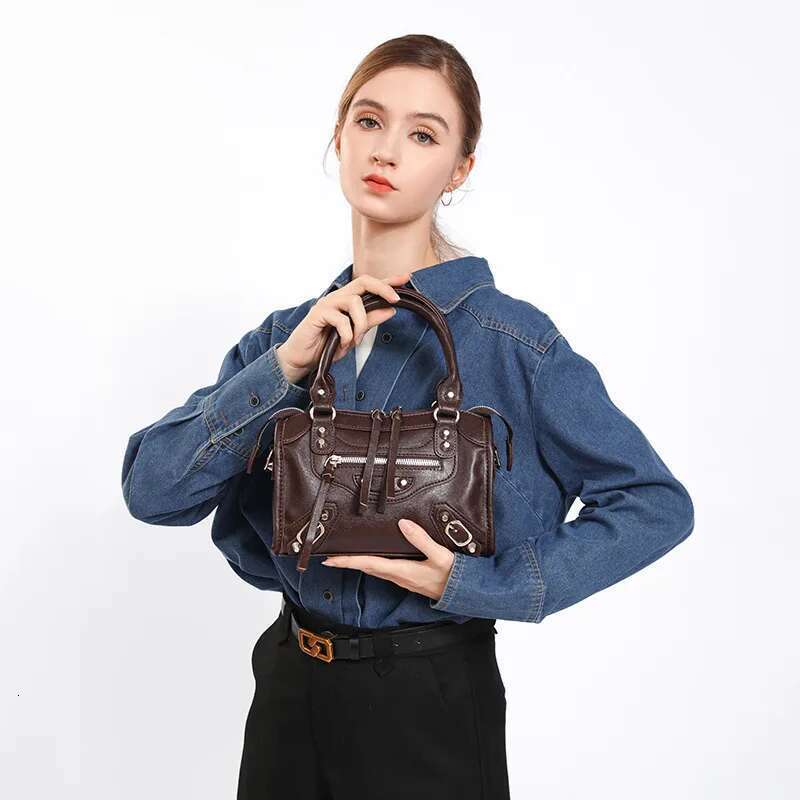European And American Fashion Retro Handbag For Women New Style Heavy Industry Light Motorcycle Shoulder Bag