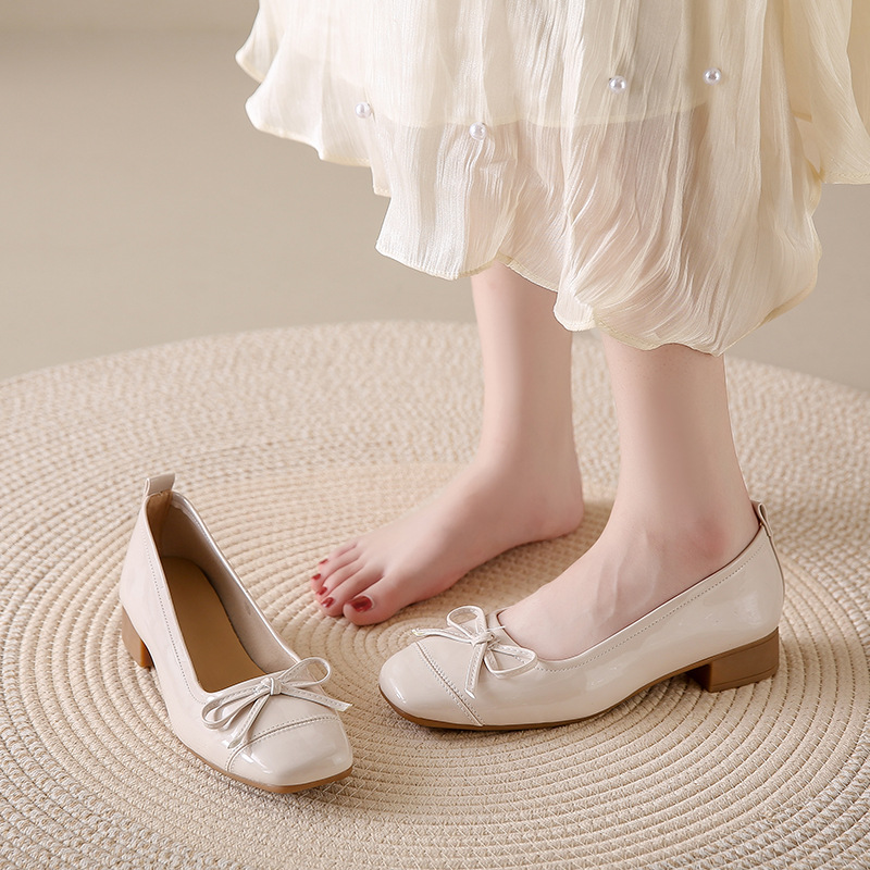 Free shipping. Designer's 2025 new casual commuting style with a small chanel-style bow, retro single shoe for women, French fashion, versatile a