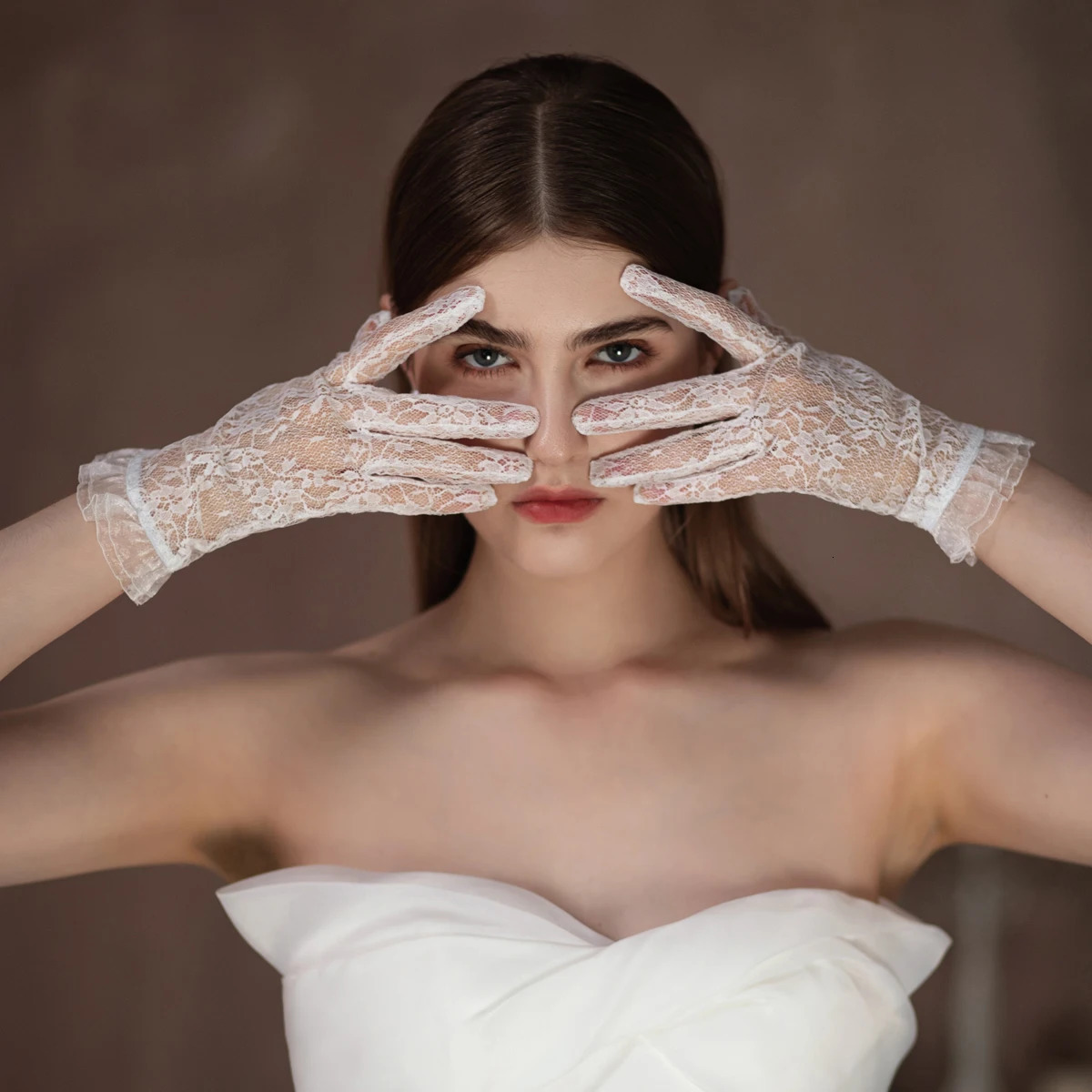 WG093 Vintage Wedding Bridal Gloves Lace Ruffled Edge White Short Wrist Bride Bridesmaid Handschuh Pageant Prom Handmade Gloves 250520