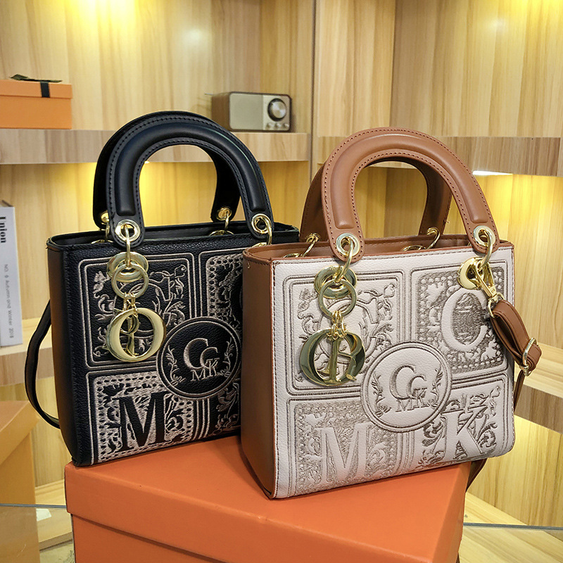 Free Shipping Designer Bag Retro Embroidered Daifei Bag New Fashion Trend Niche High-end Handbag Single Shoulder Diagonal Cross Bag