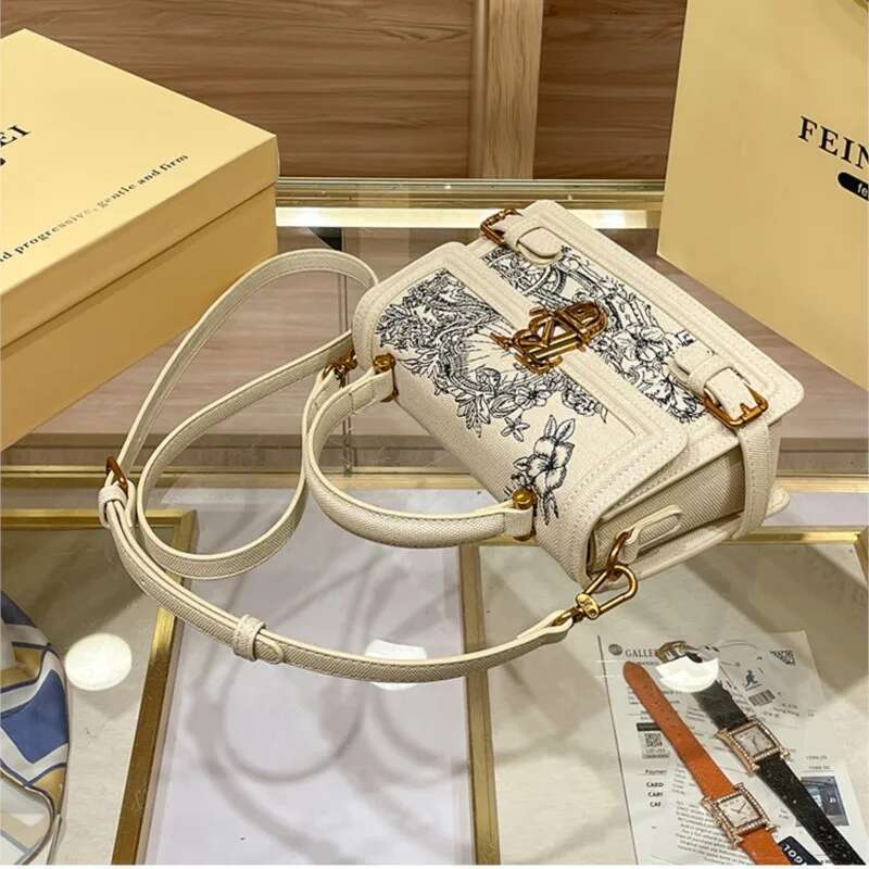 Light Brand Women's Handbag 2025 New Embroidered Fashion Designer High-End Texture Crossbody Bag