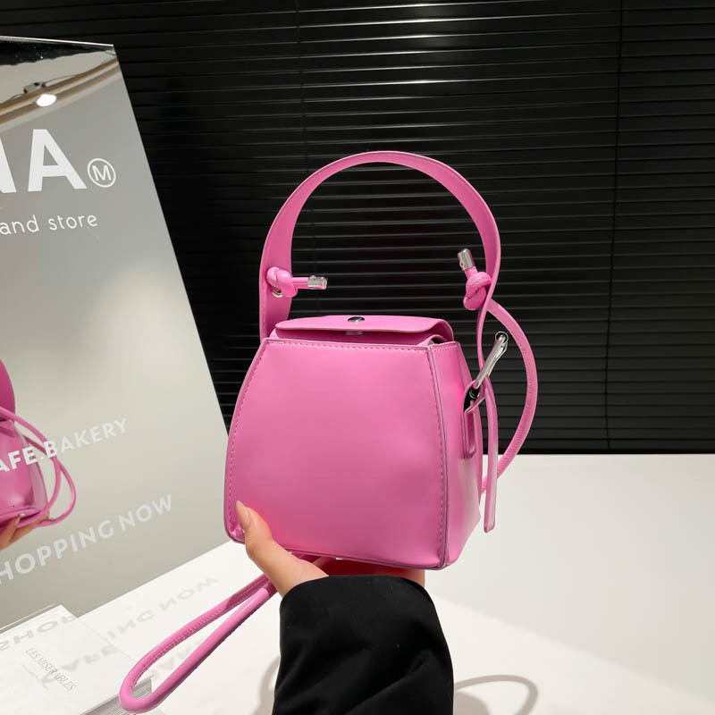 New high-end texture niche women's hand-held small square bag for spring and summer, fashionable and personalized design, single shoulder crossbo
