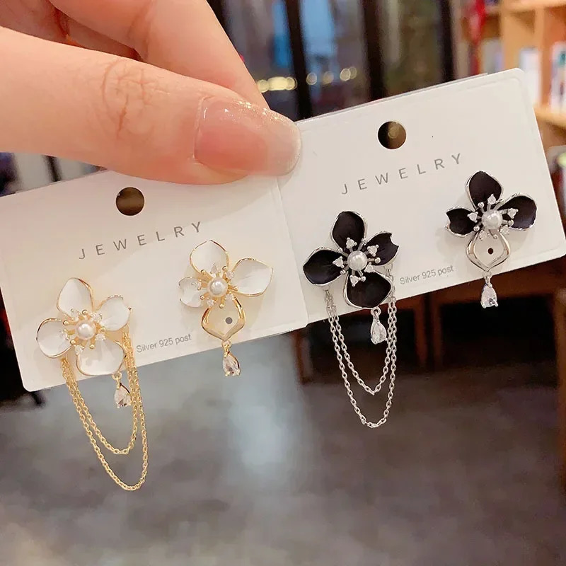 Asymmetric Flower Dangle Earrings for Women Elegant Petals Stud Earrings Elegant Black White Floral Jewelry Gift Female 250517