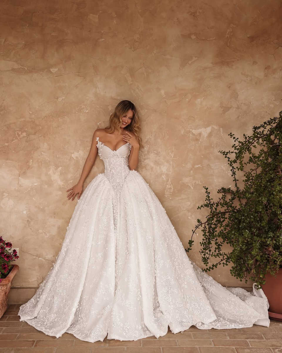 Simple Strapless Lace A Line Wedding Dress Elegant Sleeveless Applique Bridal Dress Floor Length Customized vestidos de novia
