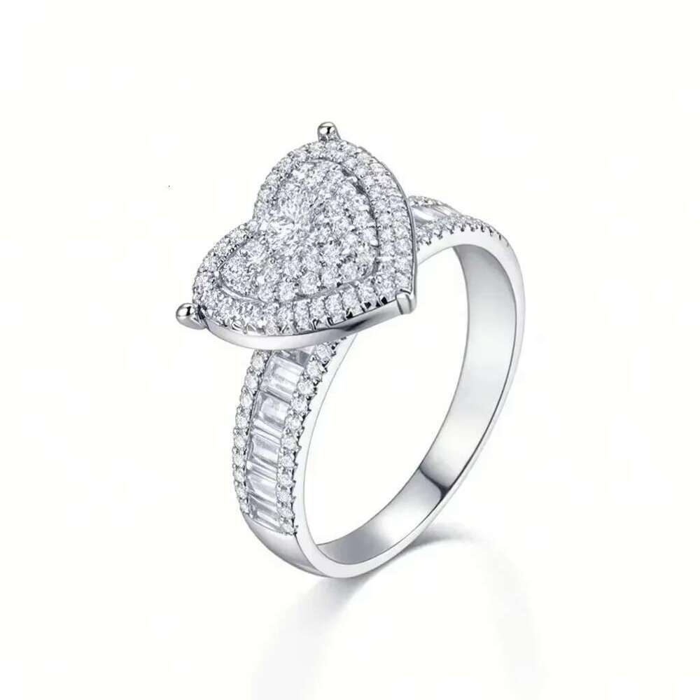 Exquisite ring, exquisite and shiny, densely planted with charming jewelry in a small laboratory
