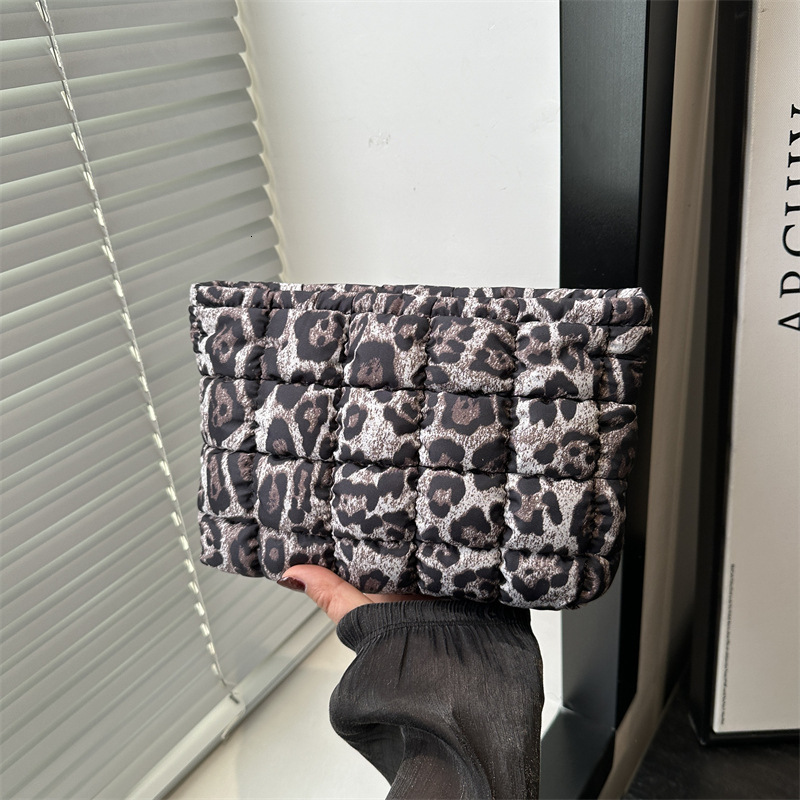 Free Delivery Designer Bag Internet Celebrity Fashion Pleated Coin Purse 2025 Spring New Stylish Hand Popular This Year Casual Versatile Women Luxury 