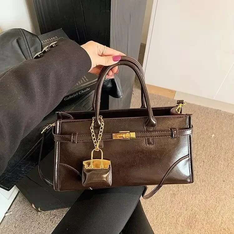 Trendy Minimalist Clutch Bag With Retro Letter Stylish Commuter Tote For Women Vintage Fashion Crossbody Purse