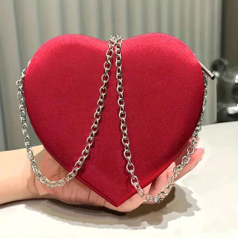 Ladies' Fashionable Elegant Dinner Love Shoulder Bag, Small And Exquisite Chain Diagonal Cross Bag
