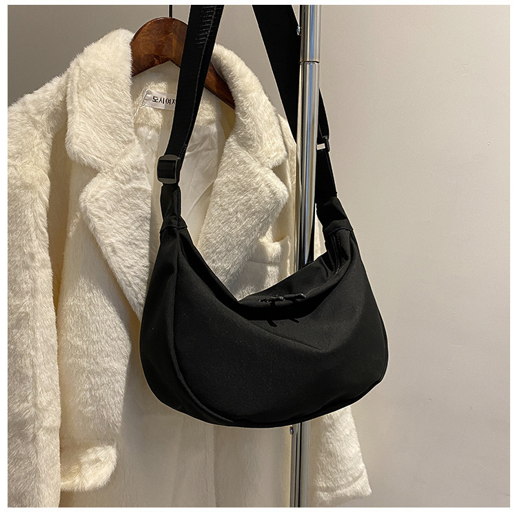 brand high-quality new autumn and winter fashion Korean version large capacity crossbody bag casual lightweight Oxford cloth simple dumpling bag free 