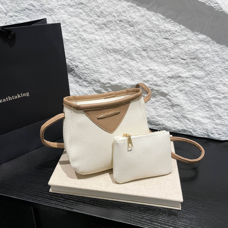 Free Delivery Designer Bag Fashionable Contrasting Color High Mother Child 2025 New Item Niche Single Shoulder Crossbody Simple And Versatile Commutin