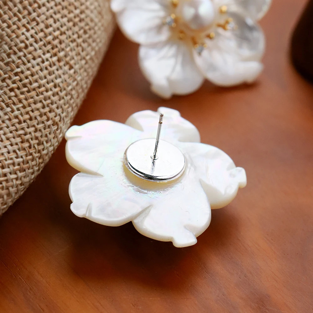 Natural White Shell Flower Natural Pearl Earrings for Women Korean Classic Vintage Fashion Jewelry Earrings GE1591 250517